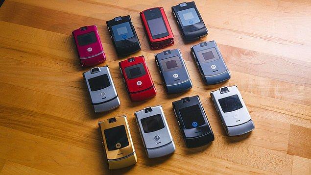 Bir zamanların efsane telefonlarının üreticisi Motorola, tıpkı Nokia gibi uzun süredir ortalarda yoktu. Her ne kadar yeni modeller sunsa da Uzak Doğulu rakiplerinin gölgesindeydi.