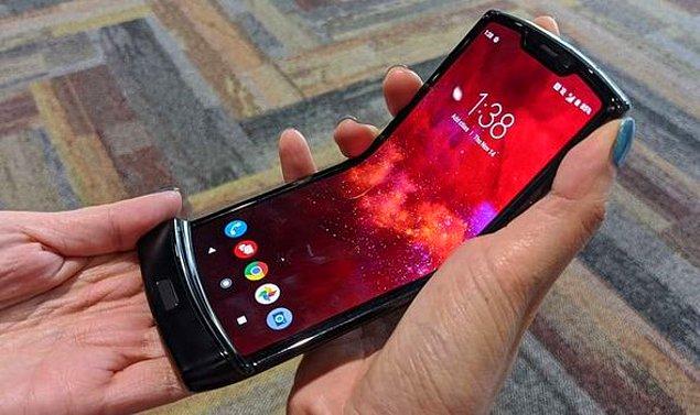 Motorola, şimdi efsane modellerinden biri olan Razr'dan ilham alarak yepyeni bir model çıkartıyor: Rarz 2019. Üstelik tamamen dokunmatik ve kusursuz bir katlanabilir ekranla!