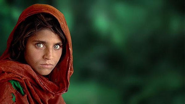 Bu meşhur 'Afgan Kızı' fotoğrafını bilmeyenimiz yoktur. Steve McCury yıllar önce bu fotoğraflar, kendi alanında adını duyurmuş, başarılarına başarı eklemişti.