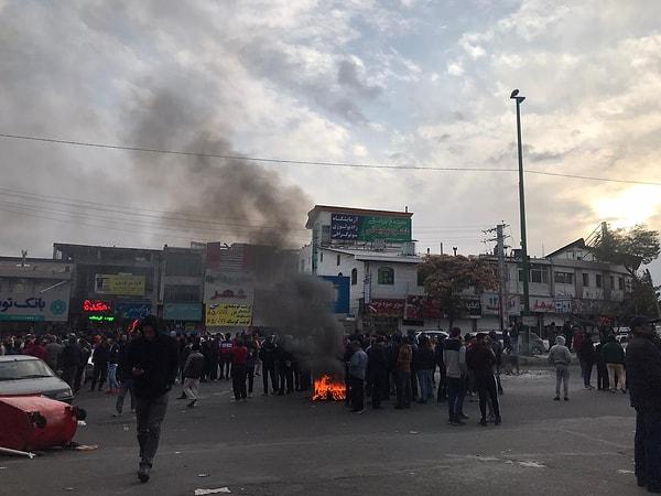 Benzin zammına tepki gösteren göstericiler zaman zaman rejim karşıtı sloganlar attı ve güvenlik güçleriyle karşı karşıya geldi. Protestolarda bir kişi hayatını kaybetti.