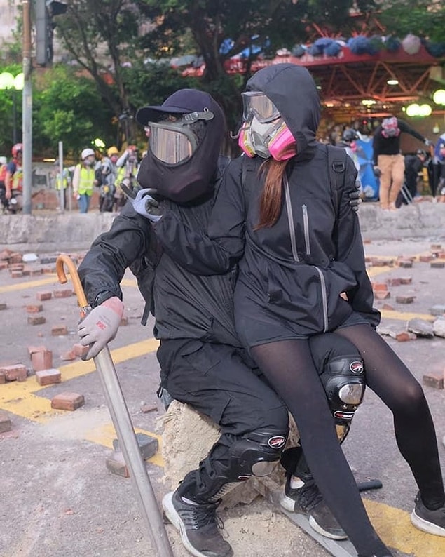 Protestolarda yer alan bir çift.