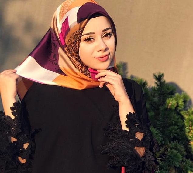 "İkisi de gayet rüküş hareketler yapıyor. İkisinin de çok bilinçli olduğunu söyleyemeyiz. İkisi de popüler baktığınız zaman."
