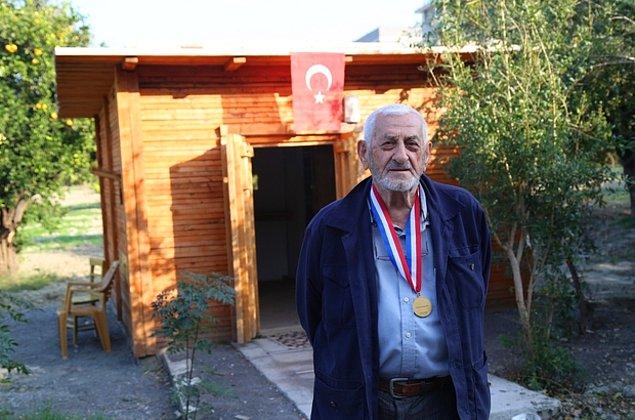 Memleketi Hatay'dan 25 yaşında ayrılan ve otostopla 36 ülkeyi gezdikten sonra ABD'ye yerleşen Mehmet Fatin Baki, gurbette geçen 66 yılın ardından doğduğu topraklara dönerek ahşap bir kulübede yaşamaya başladı. Amerika'da gurbetçi çocuklara Türkçe öğreten 92 yaşındaki Mehmet Fatin Baki, burada kiralayıp kütüphaneye dönüştürdüğü mekanda da çocuklara ücretsiz İngilizce kursları veriyor.