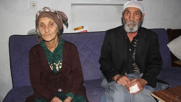 Edinilen bilgiye göre, olay Seyhan ilçesine bağlı Namık Kemal Mahallesi'nde 16 Kasım Cumartesi akşamı meydana geldi. İddiaya göre, Rahime B. (80) dini nikahla evlendiği kendisinden 17 yaş küçük Celal S. (63) ile kendisine kötü davrandığı için tartışmaya başladı.