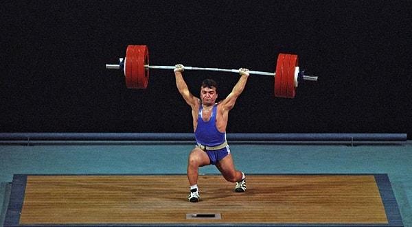 Sırada 1992 Barcelona vardı. Koparmada 142.5, silkmede 177.5 kaldırdı ve toplamda 320 kilo kaldırarak olimpiyat şampiyonu unvanını korudu.