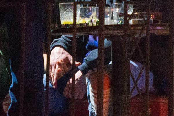 El ele kameralara yakalandıktan sonra hayranları, Justin'in parmağında alyansı olmadığını fark ettiler.