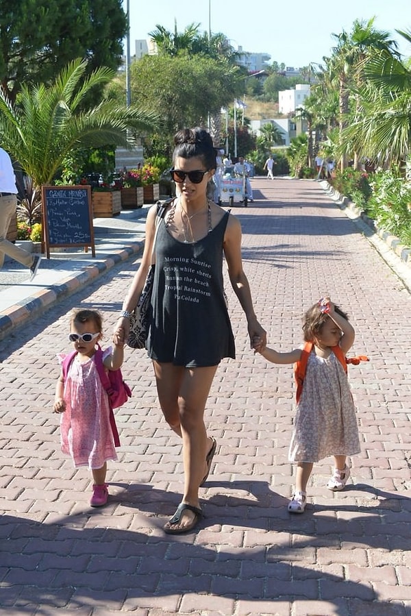 4. — Рождение детей никак не отразилось на модельной внешности Тубы, и она продолжает сниматься в самых открытых нарядах, в том числе и в бикини.