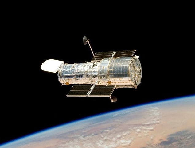 2001 - Hubble Uzay Teleskobu, Güneş Sistemi dışındaki Osiris adlı bir gezegenin hidrojenden oluşmuş bir atmosfere sahip olduğunu keşfetti. Bu Güneş Sistemi dışında keşfedilmiş ilk atmosferdir.