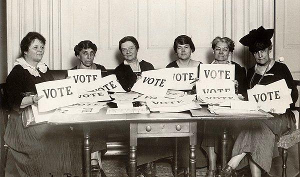 1893 - Kadınlar ilk kez bir ulusal seçimde (Yeni Zelanda genel seçimleri) oy kullandı.
