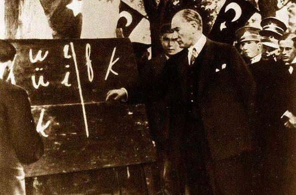 1928 - Yeni Türk harflerinin kullanımı yürürlüğe girdi. Gazeteler, mecmualar, levha, tabela ve ilanlar yeni harflerle basılmaya başladı.
