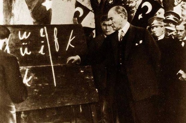 1928 - Yeni Türk harflerinin kullanımı yürürlüğe girdi. Gazeteler, mecmualar, levha, tabela ve ilanlar yeni harflerle basılmaya başladı.