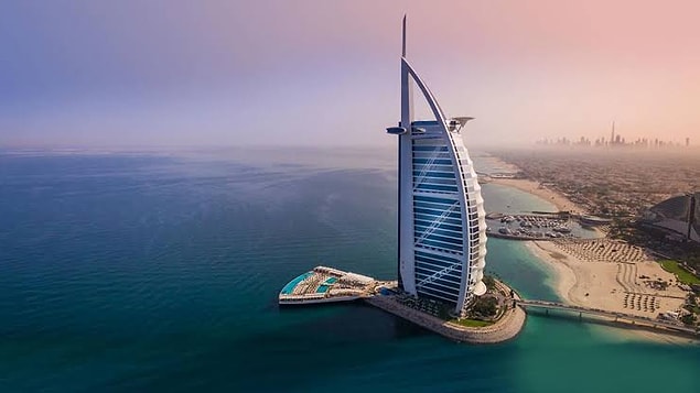 1999 - Burj Al Arab (321 metre yükseklikle dünyanın en yüksek oteli) hizmete açıldı.