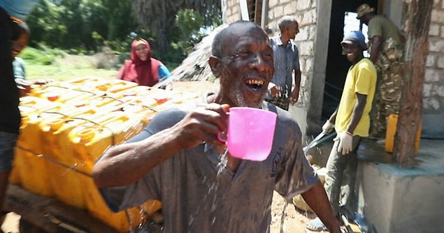 Tesis aslında daha çok su sağlayarak 35,000 kişiye de günün 24 saati boyunca içme suyu verme kapasitesine sahip.