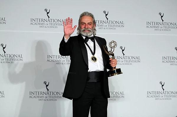 1. Haluk Bilginer, 47. Uluslararası Emmy Ödülleri'nde 'En İyi Erkek Oyuncu' seçildi!