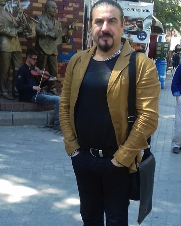 Kendisi 1968 Bursa doğumlu. Yani şu an 51 yaşında, karizmatik bir deli fişek!
