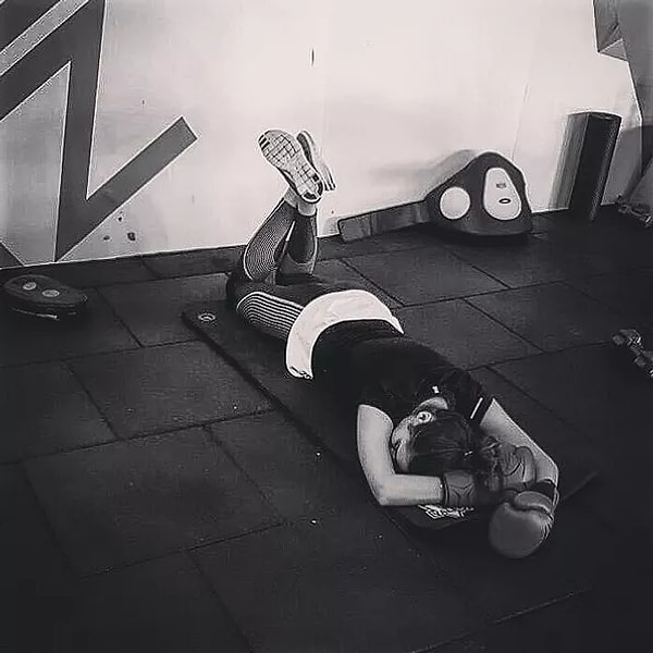 2. Амине Гюльше настолько устала, что больше даже не в состоянии позировать, хотя это ее работа