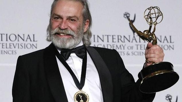 Bugün tüm ülkece hepimizi gururlandıran isim Haluk Bilginer biliyorsunuz, Uluslararası Emmy Ödülleri'nde En İyi Erkek Oyuncu ödülünü aldı.