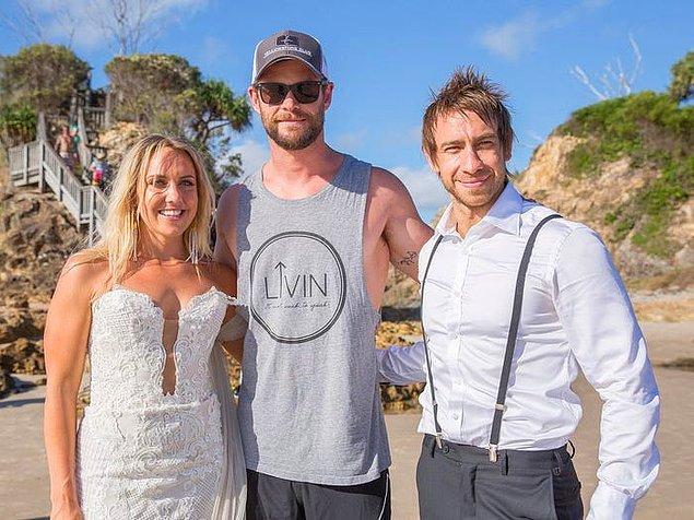 29. Chris Hemsworth bir çift ile fotoğraf çektirdi ve gelinin, Chris'in kim olduğuna dair bir fikri yoktu.