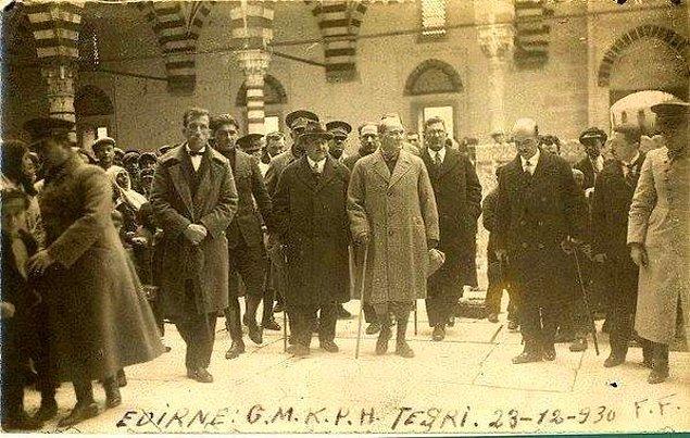 12. Cumhurbaşkanı Mustafa Kemal Atatürk, Selimiye Camii'ni ziyaret ederken, Edirne, 1930.