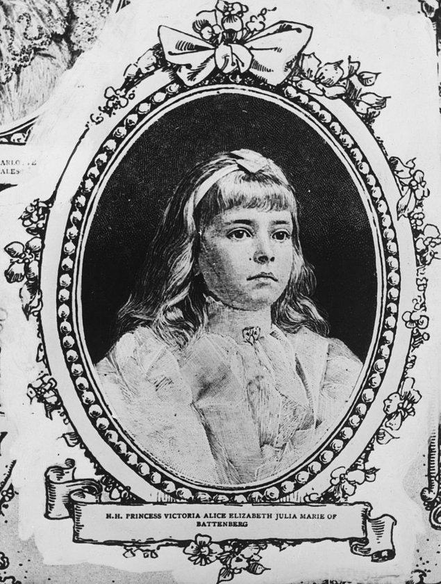 Kraliçe Victoria'nın torununun kızı olan Battenberg Prensesi Alice 25 Şubat 1885'de Windsor Kalesi'nde doğmuş ve Birleşik Krallık'ta, Alman İmparatorluğu'nda ve Akdeniz'de büyümüştü.