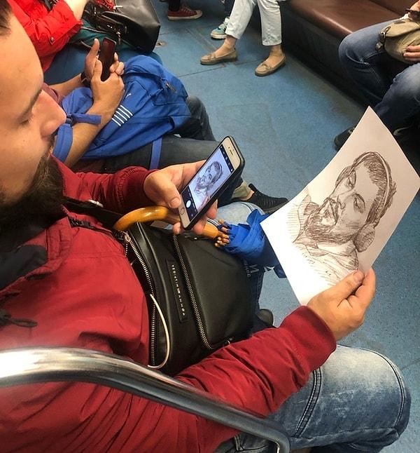 7. "Metroda eve dönüyorum. Bir kadının bu adamın yanına gelip ona portresini verdiğini gördüm. Onun önünde oturuyordu ve seyahat ederken, onun resmini çizmişti."