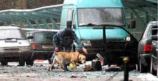 2003 - İntihar bombacıları güney Rusya'da bir trene saldırdılar: en az 46 kişi öldü.