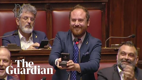 İtalyan Meclisi'nde Söz Alan Vekil Sevgilisine Evlilik Teklifi Etti; Başkan 'Yersiz' Buldu