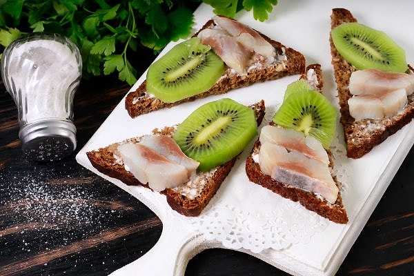 2. Канапе с киви и селедкой