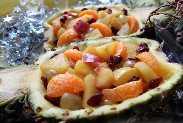 4. Салат в ананасе