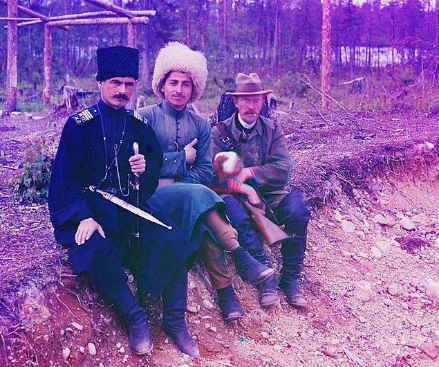 14. Prokudin-Gorsky (sağda), Murman'da 2 erkekle birlikte.