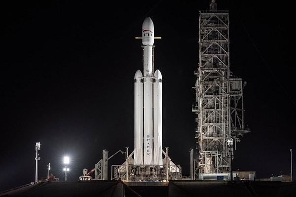 Spacex'in Falcon Heavy roketi ilk deneme uçuşunu gerçekleştirdi; Gemide Spacex'in kurucusu Elon Musk'a ait bir Tesla otomobili vardı.