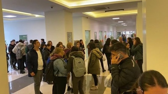 Aylardır Maaş Alamıyorlar: Doğa Koleji Öğretmenleri Boykota Başladı, Velilerden Destek Geldi