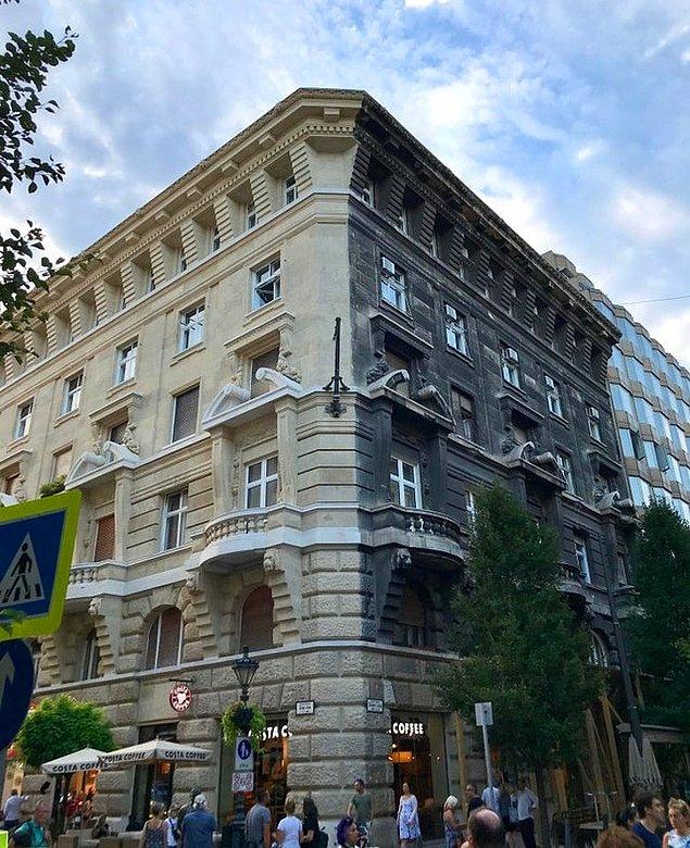 4. Budapeşte'deki bu binanın sadece bir tarafı yıkandı.