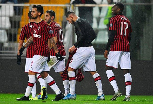 Milan'ın Parma'yı deplasmanda 1-0 yendiği maçta Hakan Çalhanoğlu 90 dakika görev yaptı.