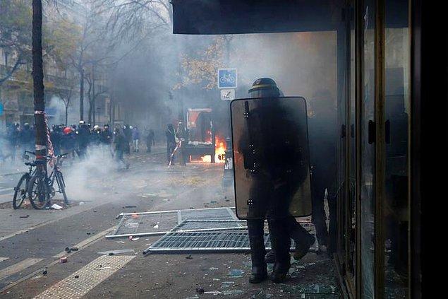 Paris'te polis, Cumhurbaşkanlığı Sarayı'nın etrafında barikat kurarak yoğun güvenlik önlemleri aldı.