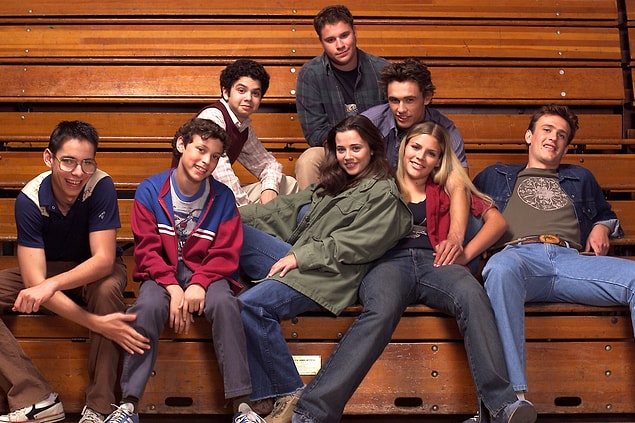 15. Freaks and Geeks: Dizinin sloganı "Lise, hakkında hatırlayıp da unutmayı seçtiğiniz her şeydir." daha fazla bir şey söylemeye gerek yok galiba:))
