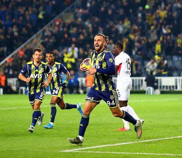 23. dakikada Fenerbahçe, Vedat Muriqi'in golü ile maçta eşitliği yakaladı. Golün asistini Isla yaptı.