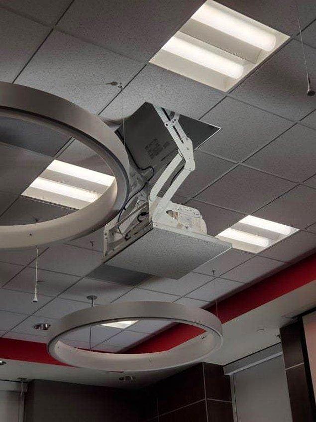 7. Bu projektör asma tavanın içine saklanabiliyor, çirkin görüntüler ortadan kalkıyor!