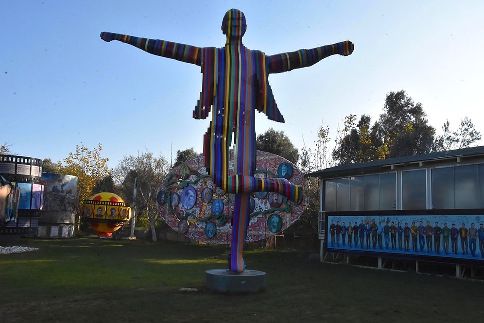 Tepki Toplayan Atatürk Heykeli Kaldırılıyor: 'Anadolu'nun Tüm Renklerini Kullandım'