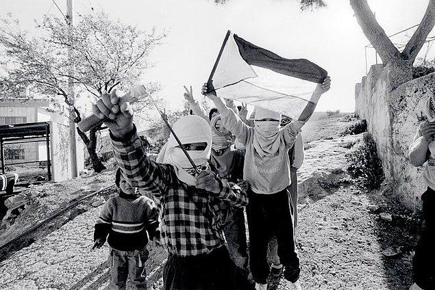 1987 - İsrail-Filistin çatışmaları: Gazze Şeridi ve Batı Şeria'da Birinci İntifada başladı.