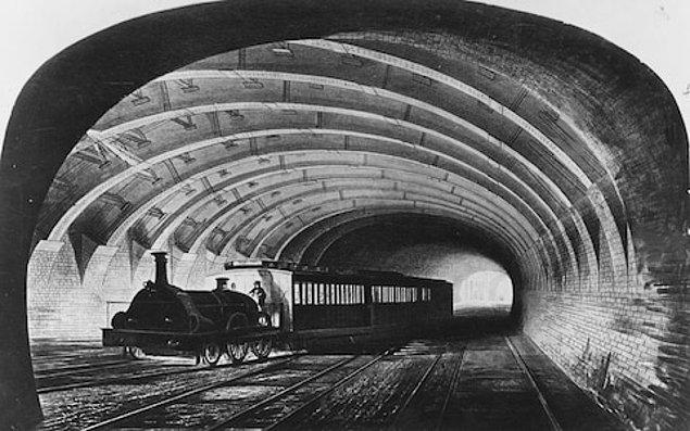 1863 - Londra metrosu açıldı.