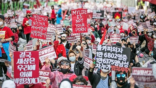 Güney Kore'de giderek büyüyen ve kadınlardan gelen tepkiler nedeniyle çeşitli eylemler düzenleniyor.