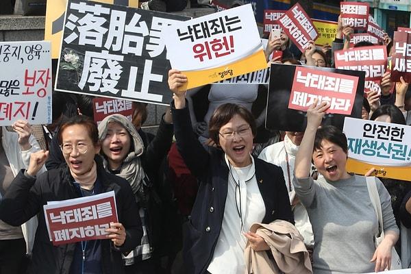 Güney Kore'deki evlilik ve doğurganlık oranının giderek düşmesi de siyasette kendine yer bulan bir konu.