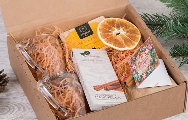 8. Набор для приготовления глинтвейна — включает вино, набор пряностей и бокалы.