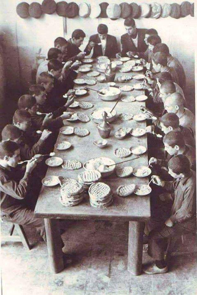 9. Bir ortaokulda beslenme saati, Kilis, 1946.