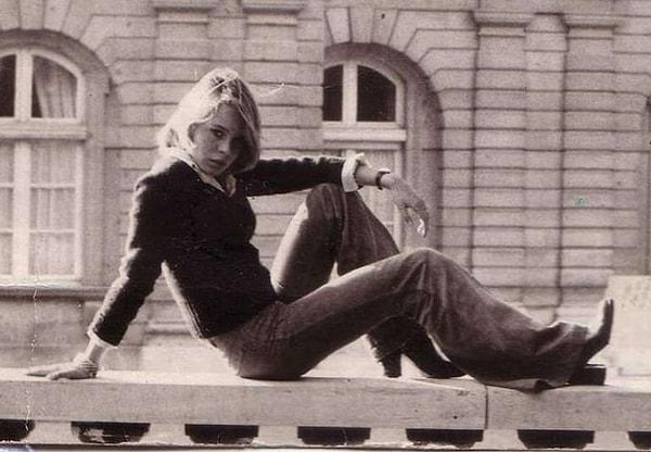 25. "Müthiş annem, şık İspanyol paça pantolonunu gururla gösterirken. Paris, 1973."