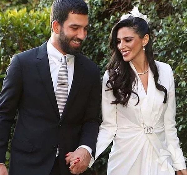 16. Arda Turan 2.5 yıllık sevgilisi Aslıhan Doğan ile 2018 yılında dünya evine girdi. Arda Turan'ın nikah şahitliğini ise Cumhurbaşkanı Recep Tayyip Erdoğan yapmıştı.