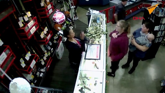 Tezgahın Üzerinden Kafa Üstü Düşmek Üzere Olan Bebeği Işık Hızında Kurtaran Adam!