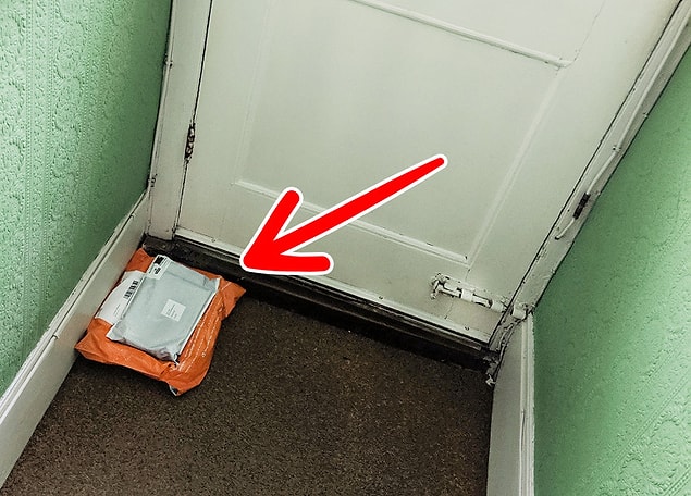 2. “Eve geldiğimde ön kapımın iç tarafına özenle yerleştirilmiş bu paketleri gördüm... Yalnız yaşıyorum.” 😨