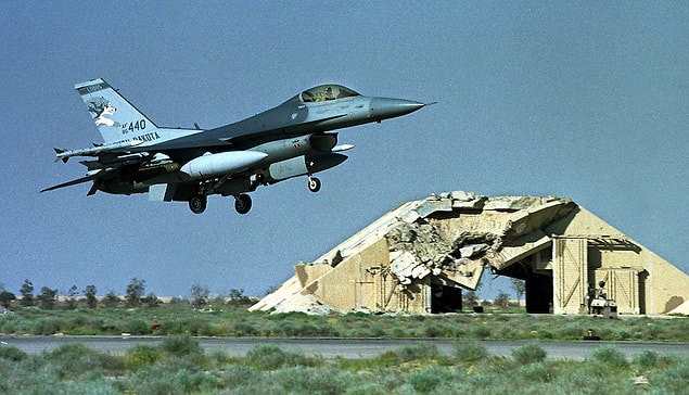 1998 - Amerika Birleşik Devletleri, Irak'a "Çöl Tilkisi" harekatını başlattı. Harekatın nedeninin Irak'ın Birleşmiş Milletler'in ülkede yaptığı kitle imha silahlarını kontrolünü engellemesi olduğu ileri sürüldü.